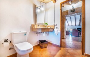 Shower, hair dryer, towels - Country House 'Son Gabriela' with Private Pool, Wi-Fi and Air Conditioning (Illes Balears)