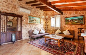 Een televisie en een open haard