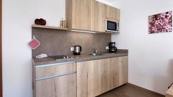 Kühlschrank, Mikrowelle, Herdplatte, Geschirrspüler