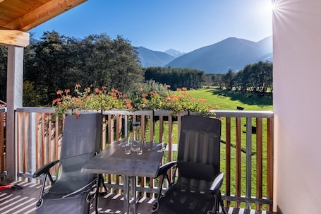 Speisen im Freien. Ferienwohnung 'Hausergut Bonita 1' mit Bergblick, Gemeinschaftsgarten und Wi-Fi