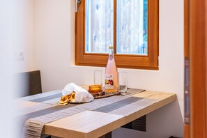 Dining - Studio Apartment 'Hausergut Topaz' with Mountain View, Shared Garden and Wi-Fi (Sluderno)