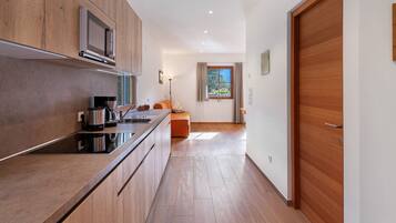 Réfrigérateur, micro-ondes, plaque de cuisson, lave-vaisselle