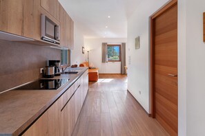 Réfrigérateur, micro-ondes, plaque de cuisson, lave-vaisselle