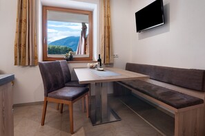 Dining - Apartment 'Hausergut Golden' with Mountain View, Private Terrace and Wi-Fi (Sluderno)
