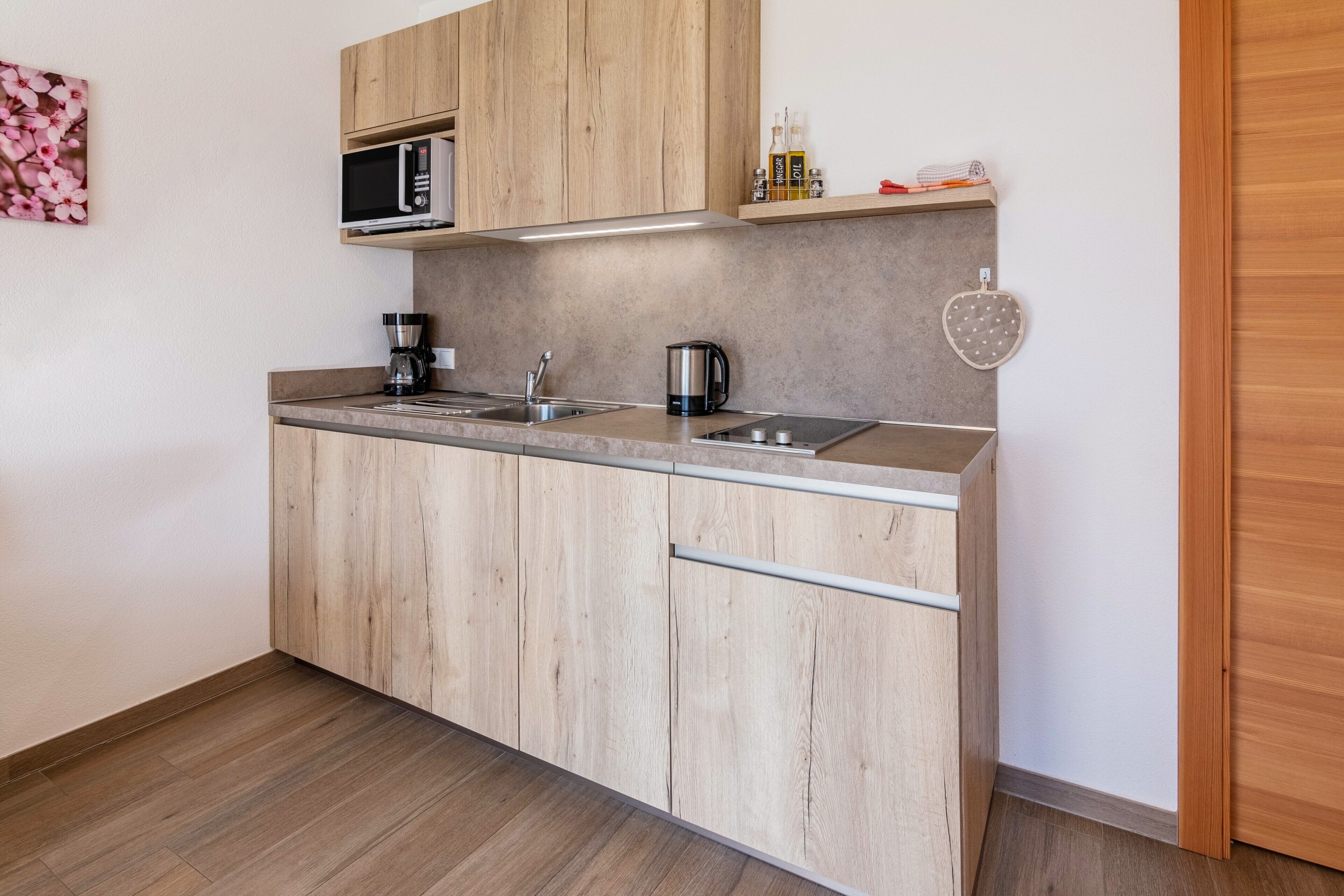 Kühlschrank, Mikrowelle, Herdplatte, Geschirrspüler