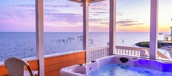 Oceanfront, Hot tub, Firepit, Kayaks, Dog-Friendly