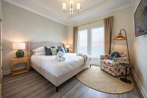 3 bedrooms, desk, travel cot, free WiFi