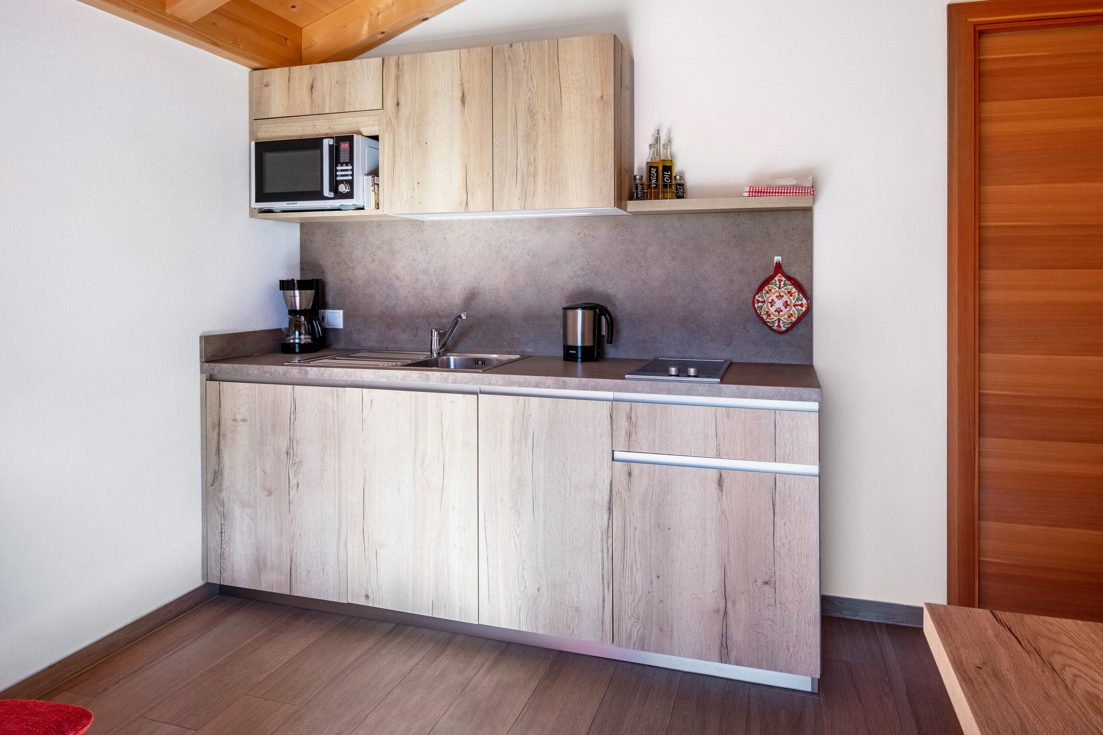 Kühlschrank, Mikrowelle, Herdplatte, Geschirrspüler