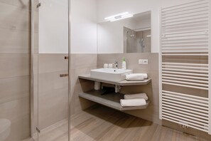 Douche, sèche-cheveux, serviettes fournies