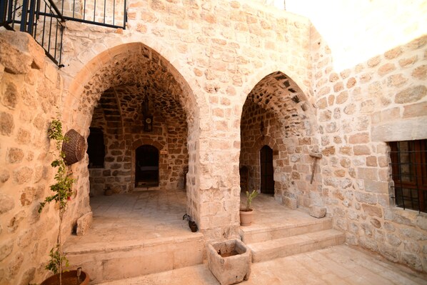 المنشأة من الخارج