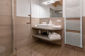 Chuveiro, secador de cabelo, toalhas de banho 