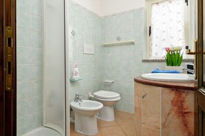 Regadera, secadora de cabello, toallas 