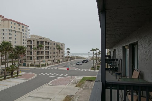Charming 2-bedroom oceanview condo in Jacksonville Beach