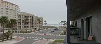 Charming 2-bedroom oceanview condo in Jacksonville Beach