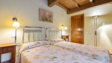 4 bedrooms, iron/ironing board, free WiFi, bed sheets