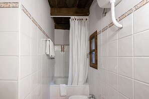 Shower, hair dryer, towels - Apartment 'El Cueto' with Mountain View, Private Terrace and Wi-Fi (Cangas Del Narcea)