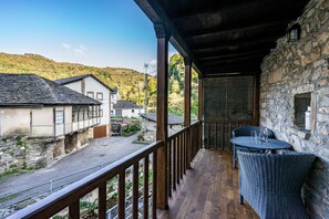 Outdoor dining - Apartment 'El Cueto' with Mountain View, Private Terrace and Wi-Fi (Cangas Del Narcea)