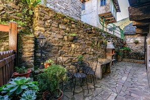 Outdoor dining - Apartment 'El Cueto' with Mountain View, Private Terrace and Wi-Fi (Cangas Del Narcea)