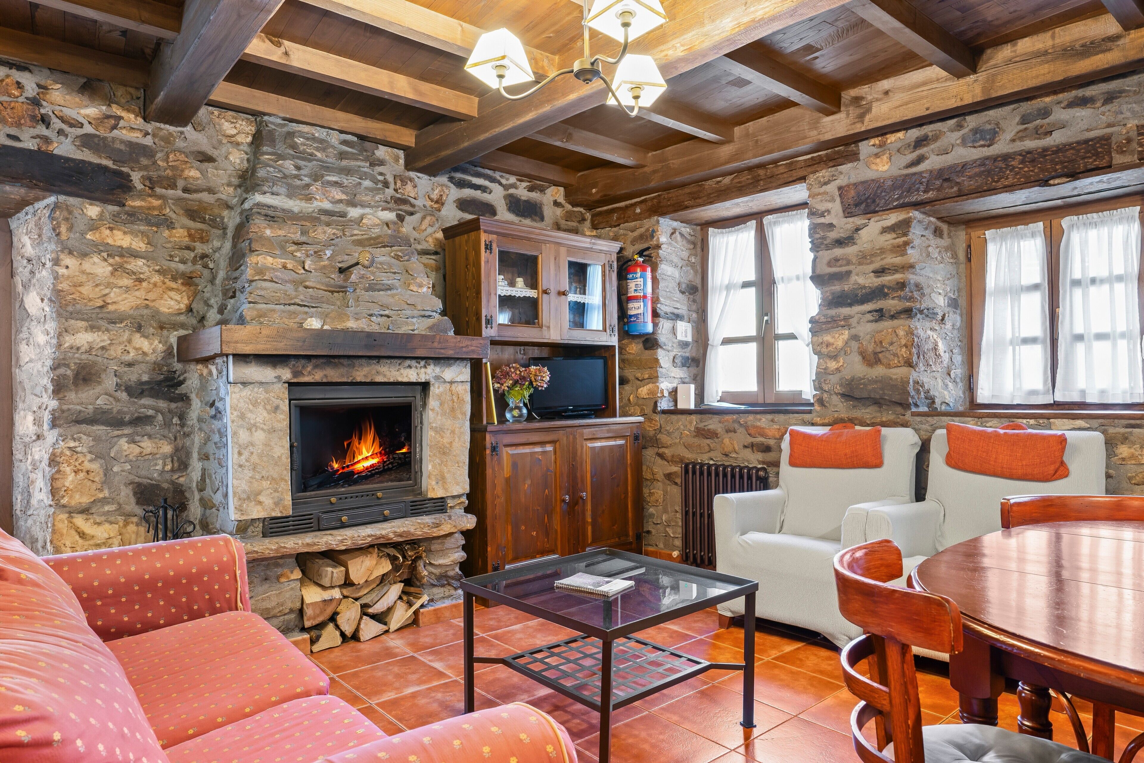 Una televisión, una chimenea