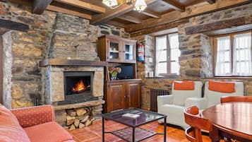 Una televisión, una chimenea