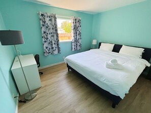 3 makuuhuonetta, silitysrauta/-lauta, ilmainen Wi-Fi, vuodevaatteet