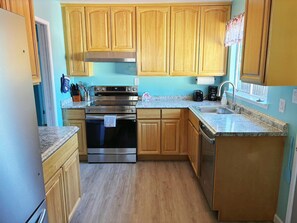 Jääkaappi, mikroaaltouuni, uuni, liesi