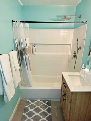 Hair dryer, towels, soap, shampoo - Cozy 3BR Home Near SF & Napa Valley (Vallejo)
