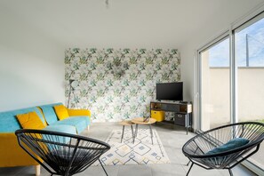 TV - Holiday Home 'Gite Les Portes De Montafilan' with Private Terrace and Garden (Corseul)