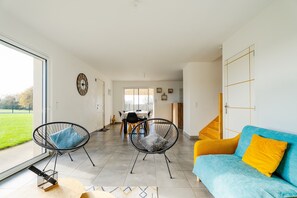 TV - Holiday Home 'Gite Les Portes De Montafilan' with Private Terrace and Garden (Corseul)