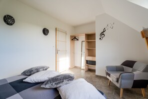 2 bedrooms, iron/ironing board, free WiFi, bed sheets - Holiday Home 'Gite Les Portes De Montafilan' with Private Terrace and Garden (Corseul)