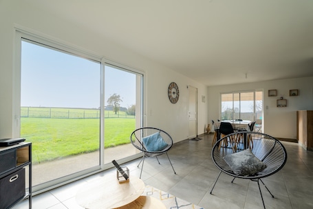 内装. Holiday Home 'Gite Les Portes De Montafilan' with Private Terrace and Garden