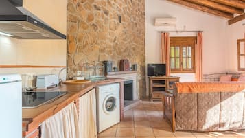 Refrigerador, microondas, parrilla de estufa y cafetera y tetera