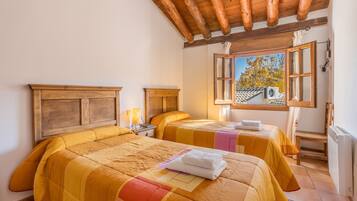 3 slaapkamers, een strijkplank/strijkijzer, gratis wifi, beddengoed