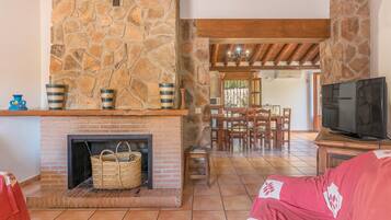 Televisie en een open haard