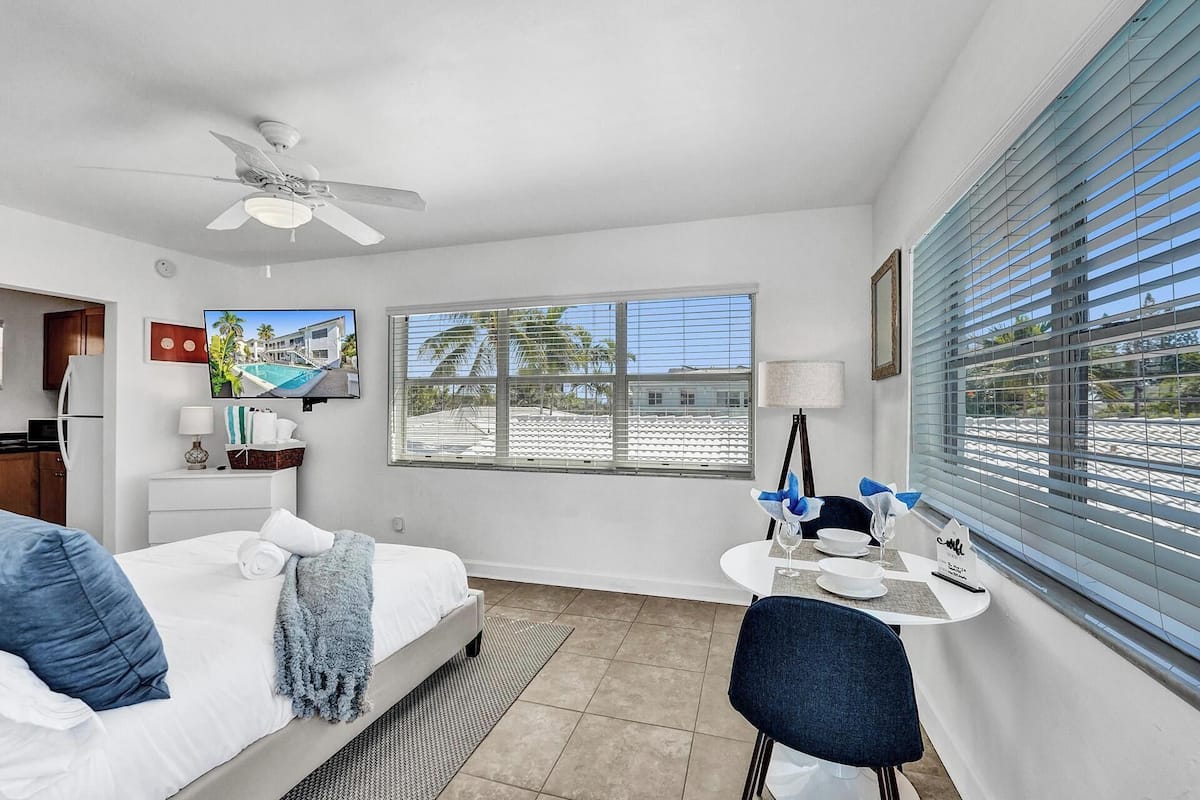 Panoramic Studio, Pool View | Living area