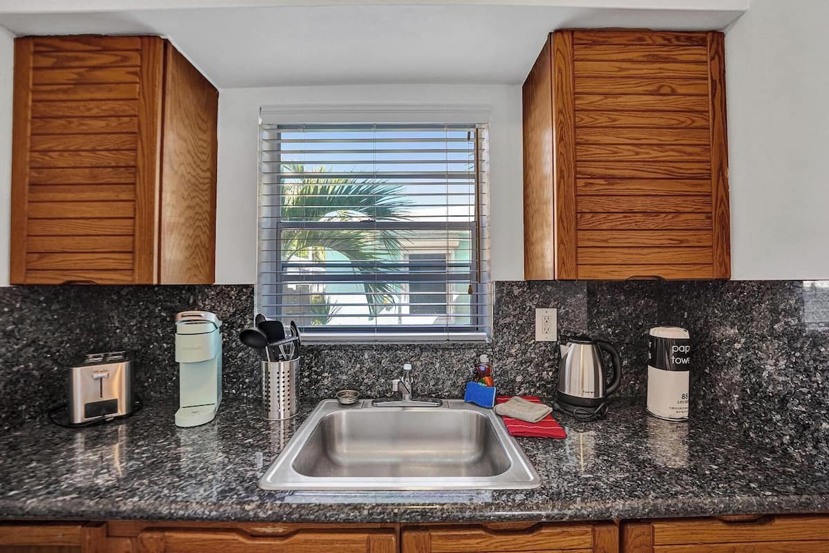 Design Studio Suite, Pool View | Private kitchen