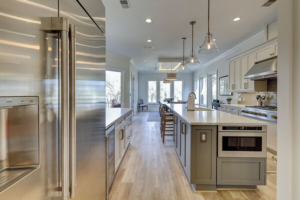 Geladeira, micro-ondas, fogão, cooktop