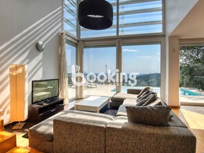 TV, stereo - Exclusive villa with sea views in Costa Brava (Calonge)