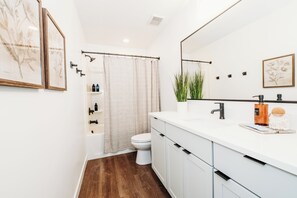 Secadora de cabello, toallas, jabón, shampoo 