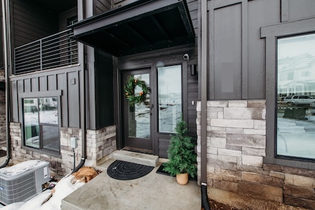 Exterior detail. Peaceful Mtn Escape - Hot Tub, Pool, Family Fun - Townhome in Mountain Green