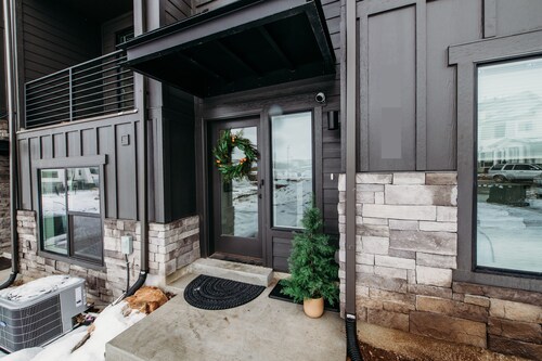 Peaceful Mtn Escape - Hot Tub, Pool, Family Fun - Townhome in Mountain Green