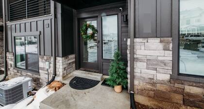 Peaceful Mtn Escape - Hot Tub, Pool, Family Fun - Townhome in Mountain Green