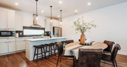 Peaceful Mtn Escape - Hot Tub, Pool, Family Fun - Townhome in Mountain Green