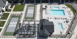 Alberca al aire libre y alberca climatizada