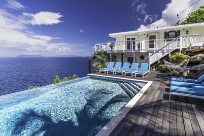 4BR waterfront - 5 mins from World-famous Magen's Bay!