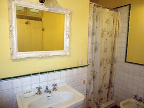 Dusche, Haartrockner, Bidet, Handtücher