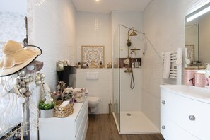 シャワー、ヘアドライヤー、タオル