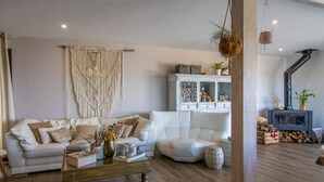 A living room with a white sofa, a wooden coffee table, and a white cabinet with decorative items. - Villa 'Liliekaena' with Sea View, Wi-Fi, and Air Conditioning (Albitreccia)