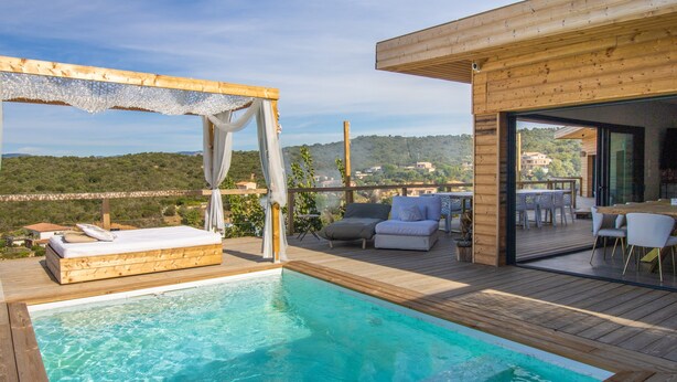 A wooden deck with a pool, outdoor seating, and a view of the landscape. - Villa 'Liliekaena' with Sea View, Wi-Fi, and Air Conditioning (Albitreccia)