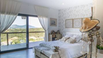 4 bedrooms, iron/ironing board, free WiFi, bed sheets